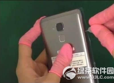 华为荣耀5c怎么打开后盖 华为荣耀畅玩5c后盖打开图文教程1