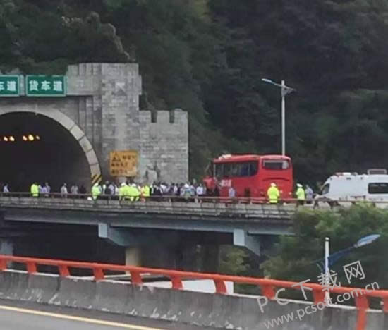 10日夜间陕西发生重特大交通事故 目前已造成36人死亡 另有13人不同程度的受伤