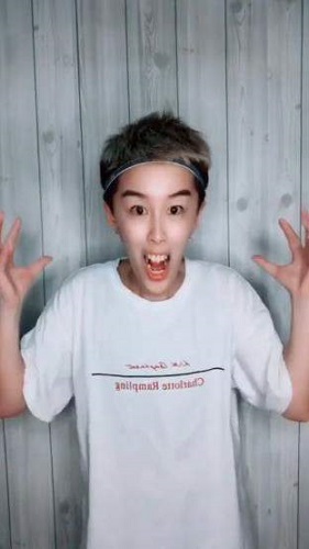 抖音双手控脸怎么操作_抖音双手控脸特效怎么拍